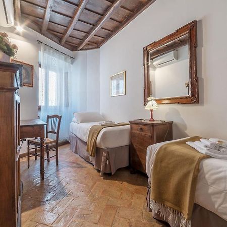 By The Charming Piazza Navona - Fromhometorome Extérieur photo